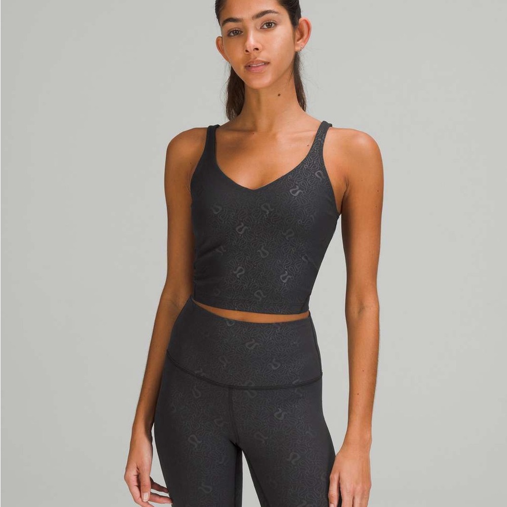 🍋 LULULEMON Align Tank Top
Logo Emboss Black Size 20 (runs small)